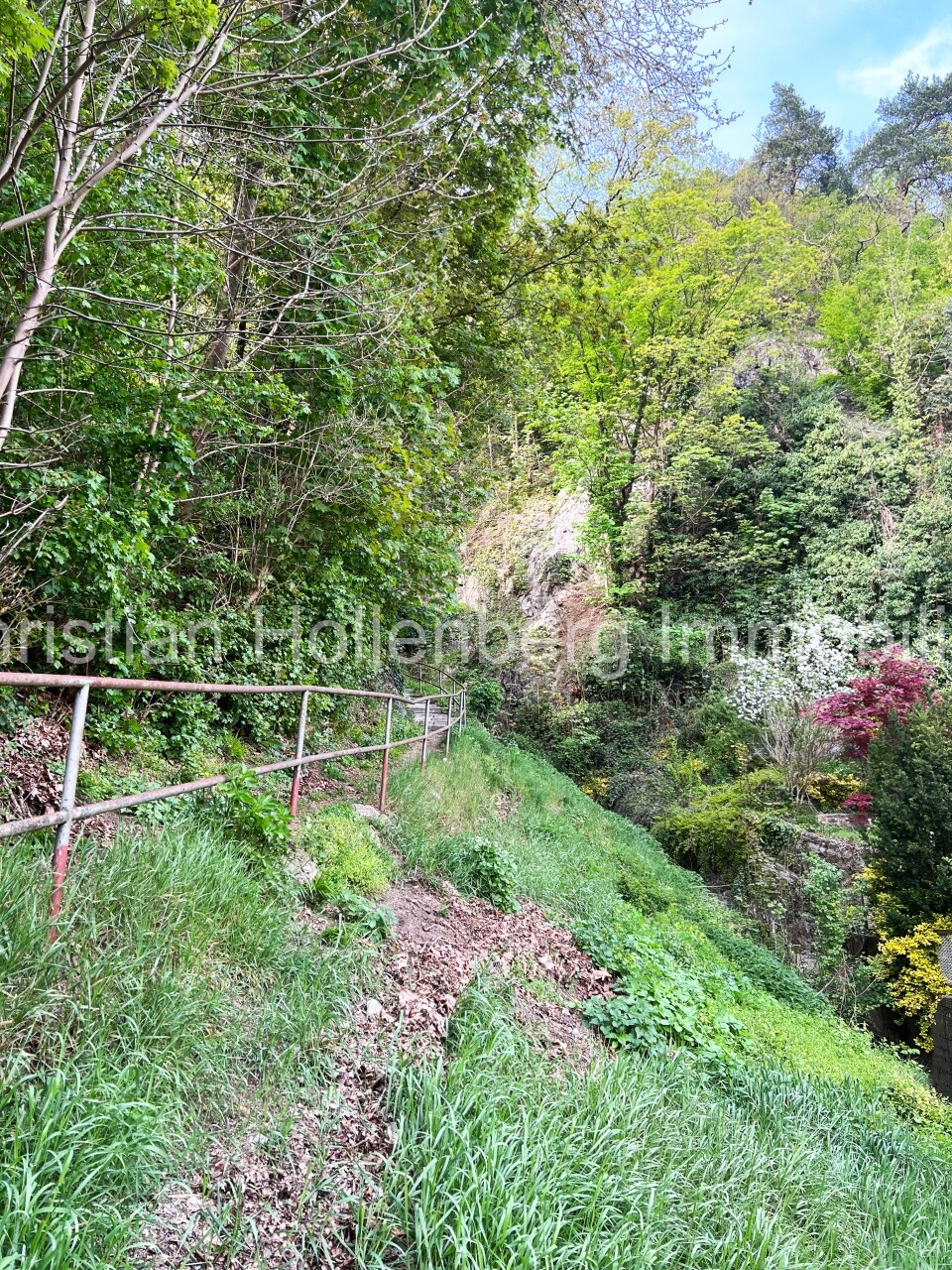 Äußerst gepflegtes 3-Familienhaus mit DG-Ausbaureserve